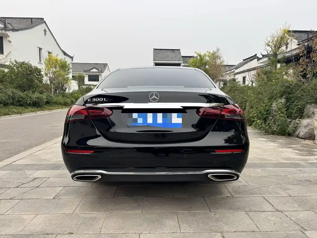 Mercedes-Benz E-Class — миниатюра 11