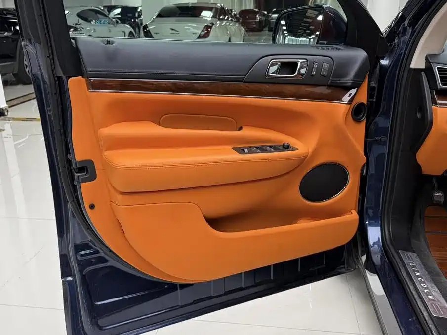 Lincoln MKT — миниатюра 19