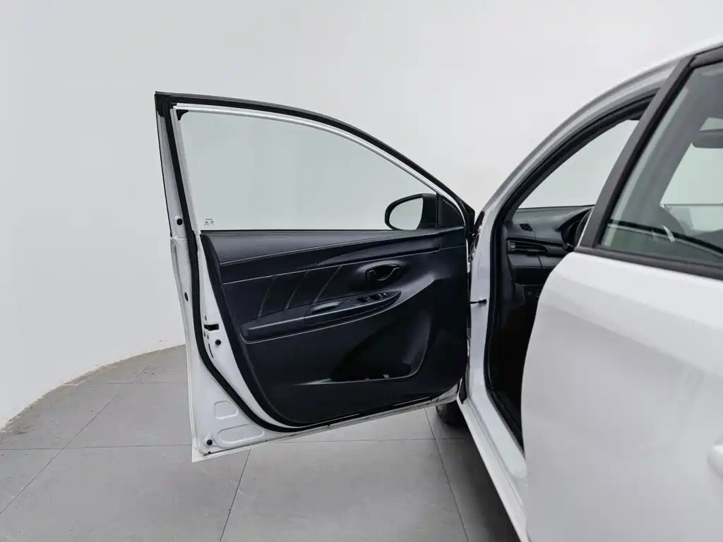 Toyota Yaris L — миниатюра 8