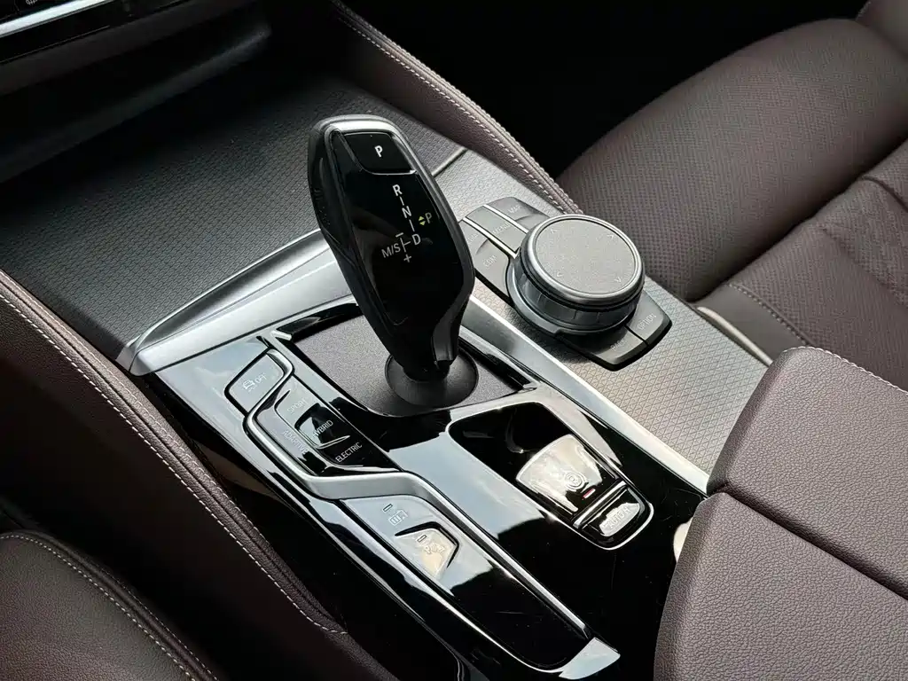 BMW 5 Series New Energy — миниатюра 12