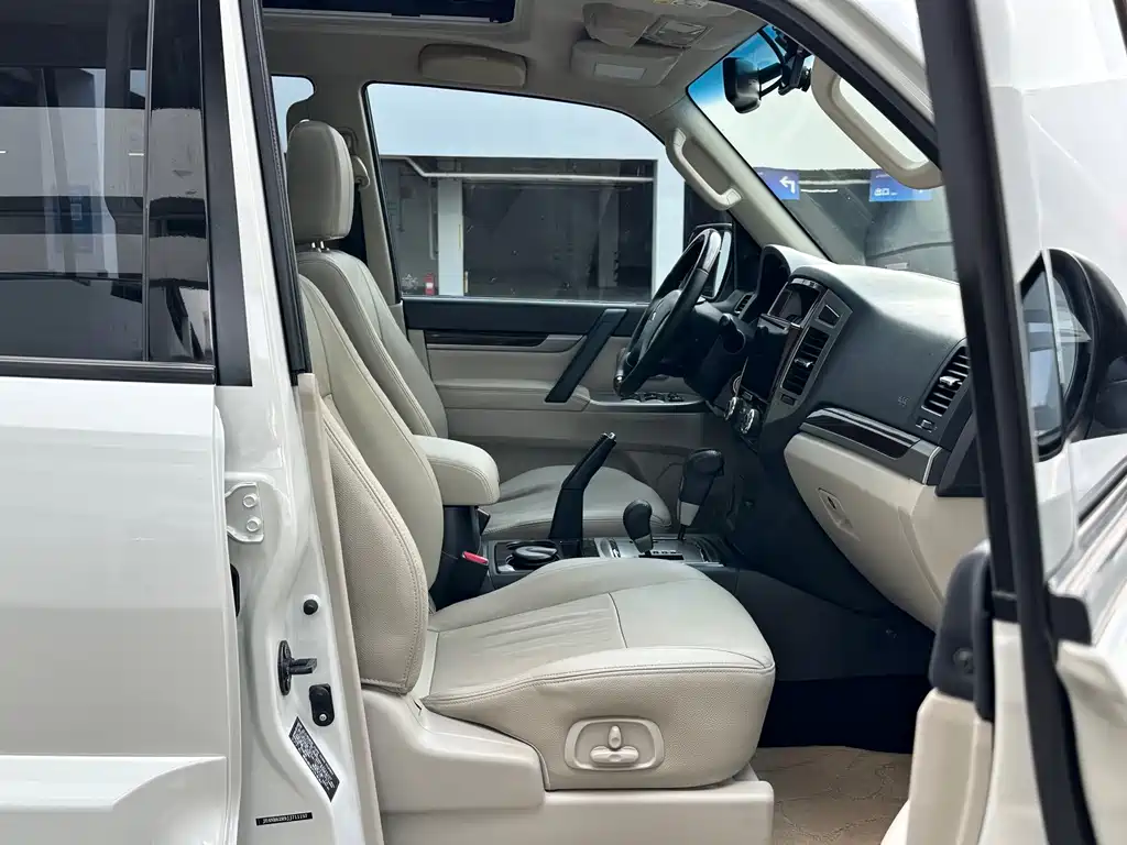 Mitsubishi Pajero (Import) — миниатюра 9