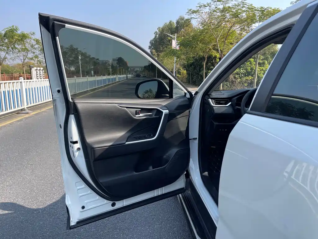 Toyota Wildlander 2.0L CVT 4WD Luxury Edition, фото 21