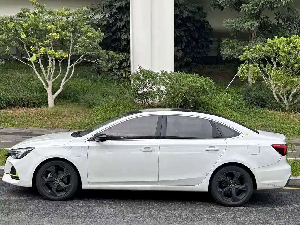 Roewe i6 MAX New Energy — миниатюра 4
