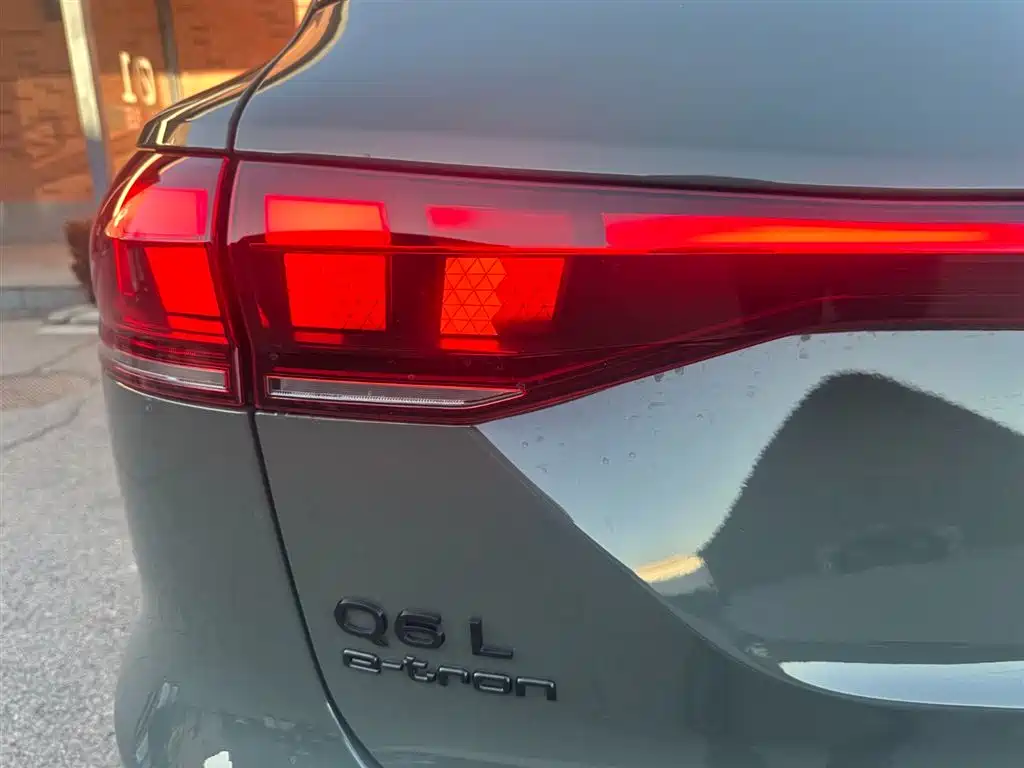 AUDI Q6L E TRON
