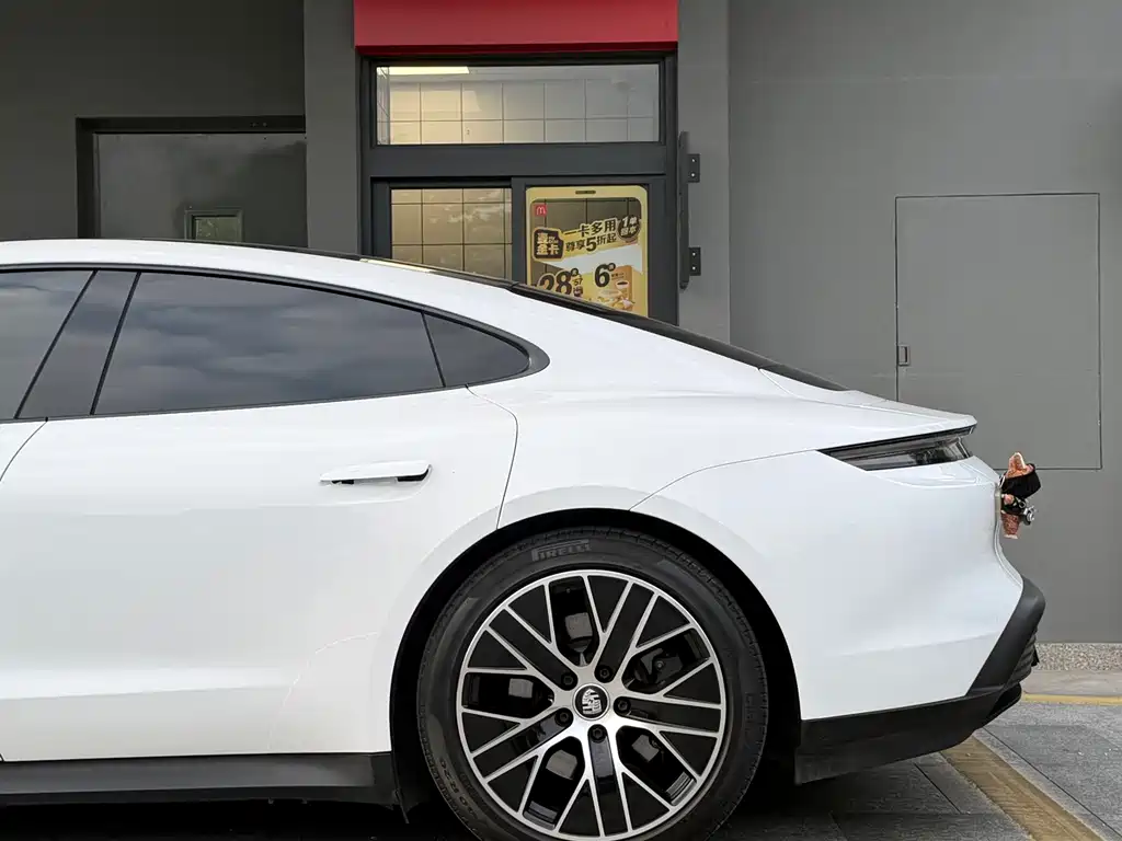 Porsche Taycan — миниатюра 7