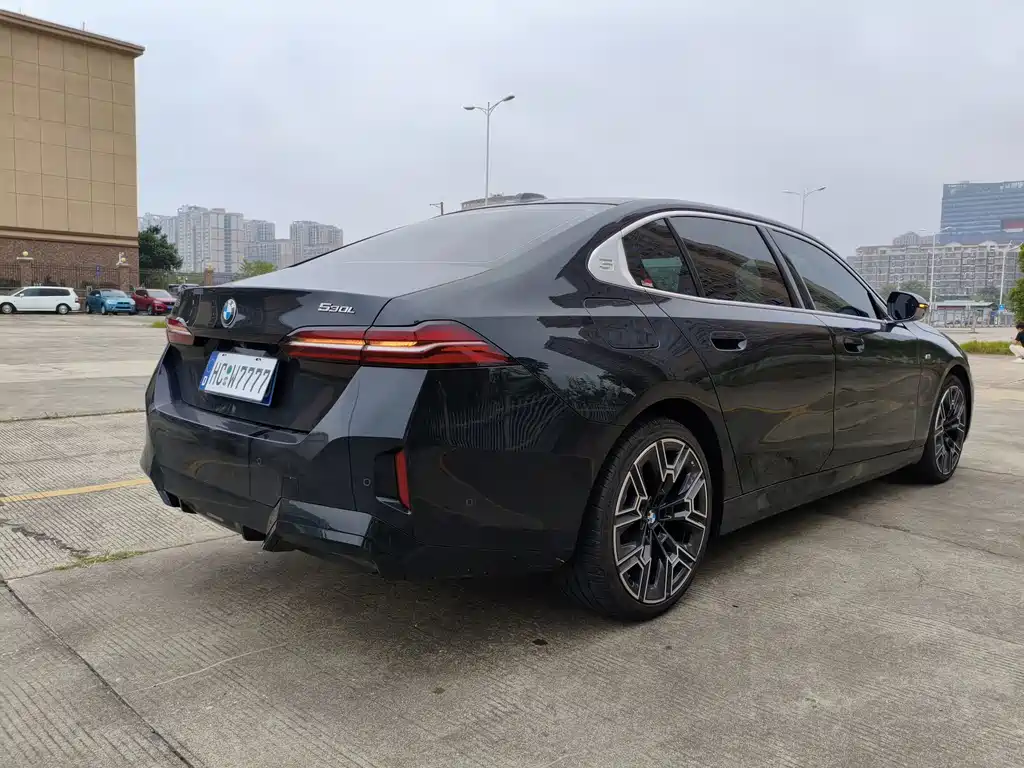 BMW 5 Series — миниатюра 7