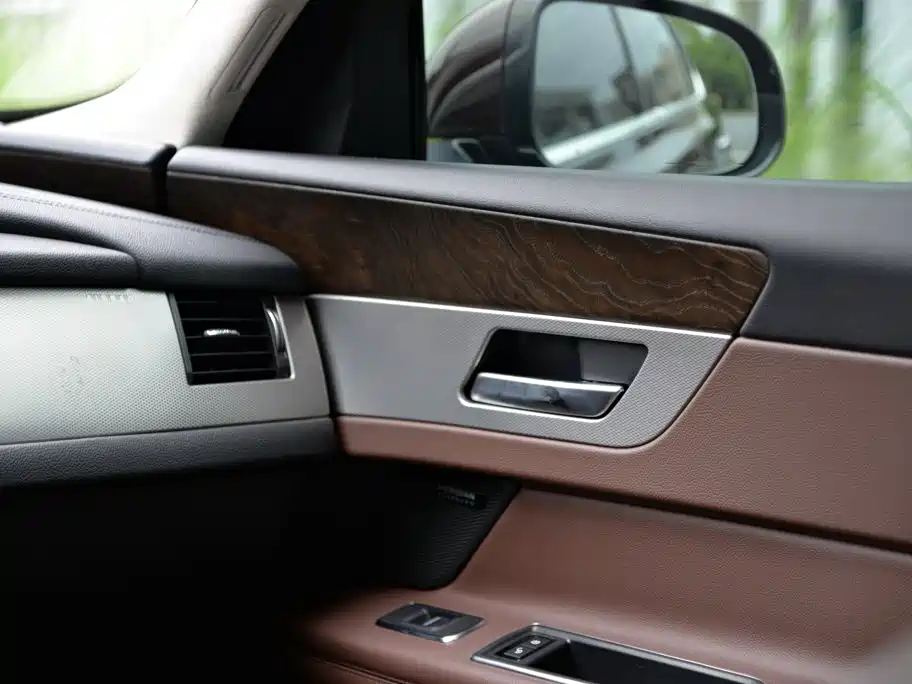 Jaguar XFL — миниатюра 12