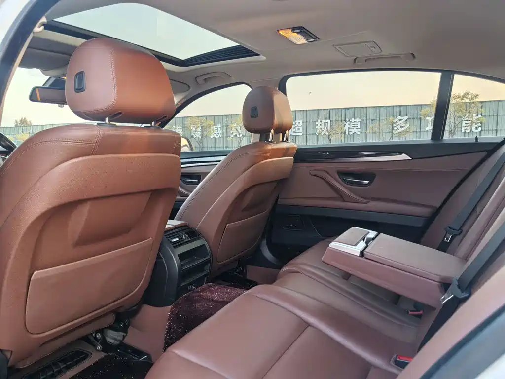 BMW 5 Series — миниатюра 7