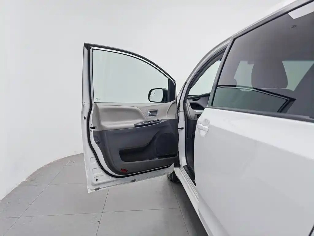 Toyota Sienna — миниатюра 15