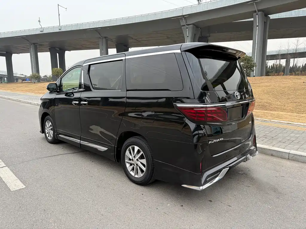 Toyota Alphard — миниатюра 9