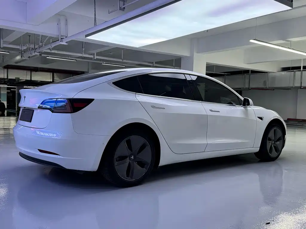 Tesla Model 3 — миниатюра 10