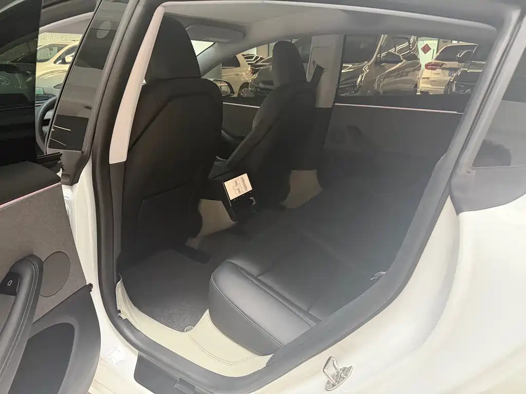 Tesla Model 3 — миниатюра 9