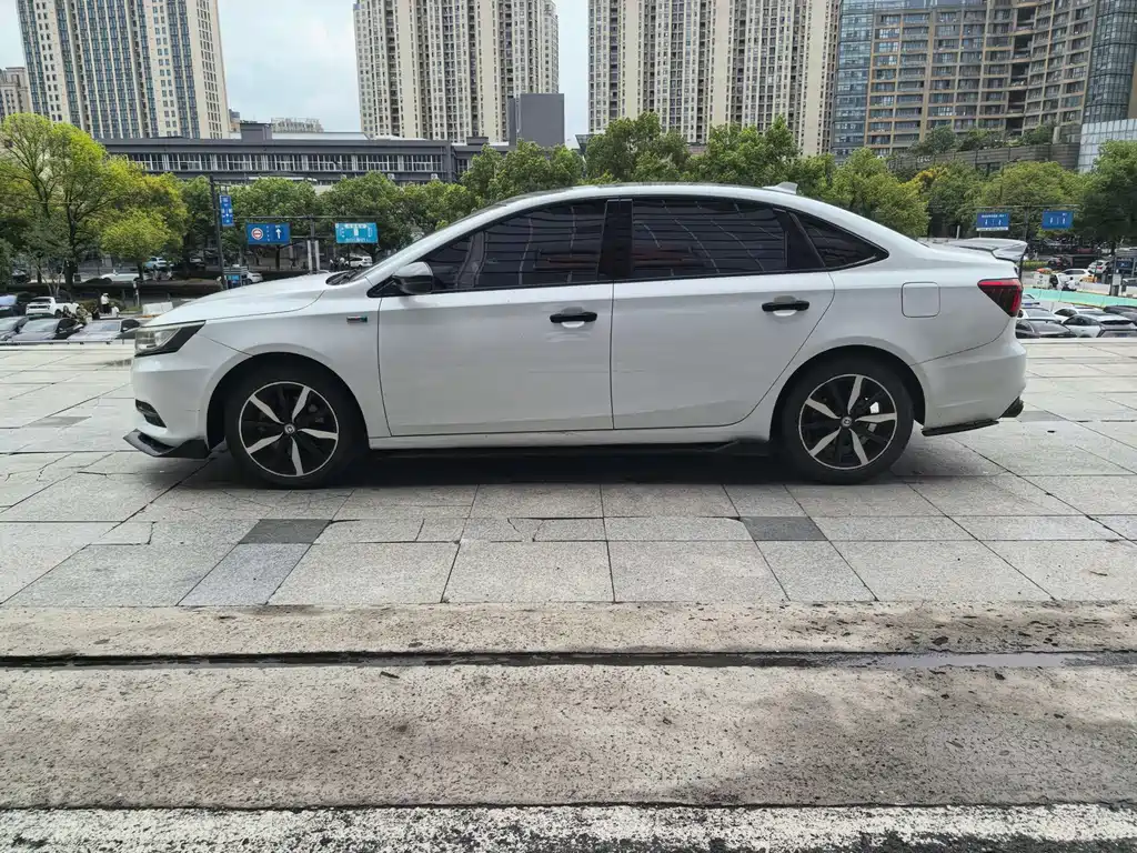Roewe Roewe i6 Classic — миниатюра 4