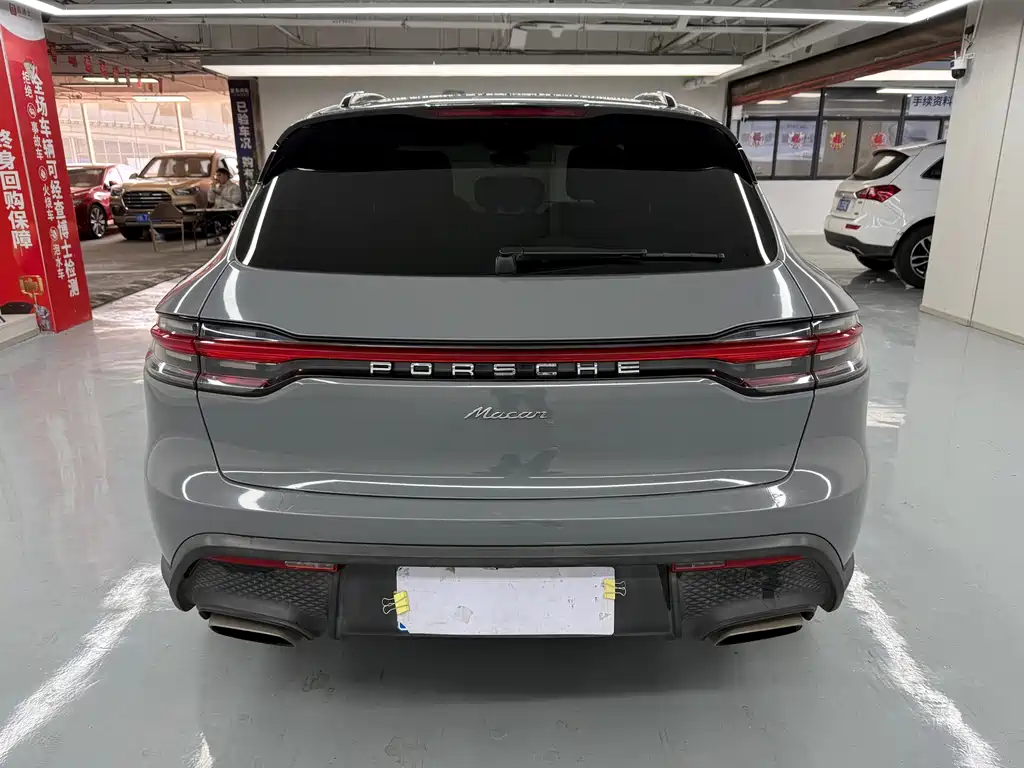 PORSCHE MACAN