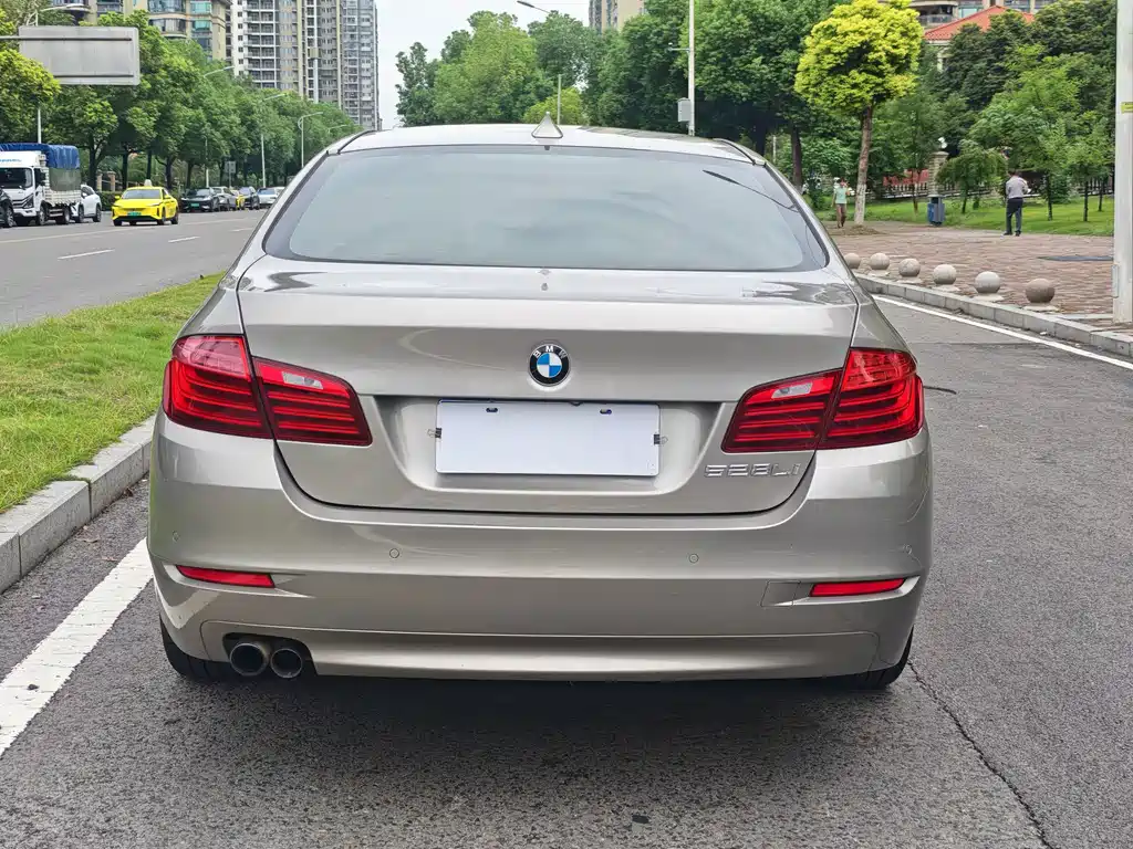 BMW 5 Series — миниатюра 7