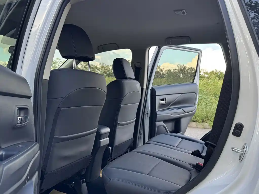Mitsubishi Outlander — миниатюра 10