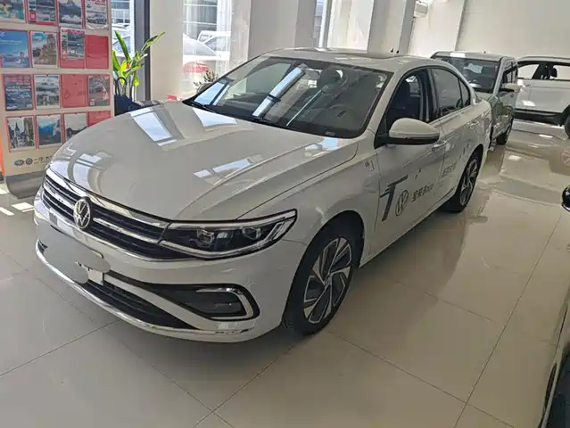 VOLKSWAGEN BORA 2025