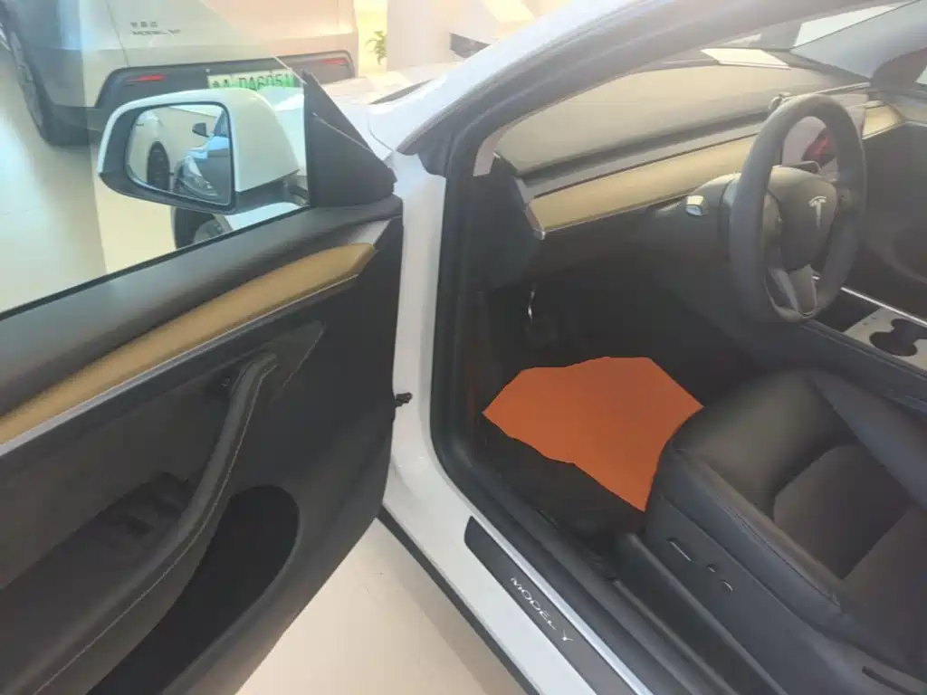 Tesla Model Y — миниатюра 16