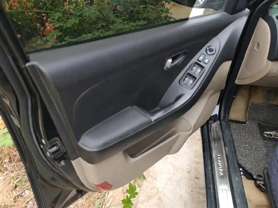 Hyundai Elantra 2011 1.6L MT Luxury