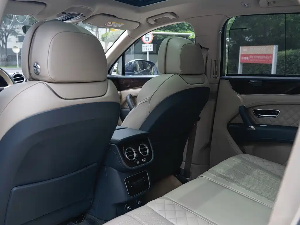 Bentley Bentayga — миниатюра 10