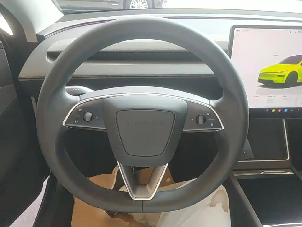 Tesla Model Y — миниатюра 11