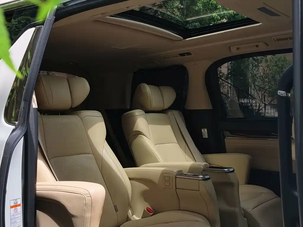 Toyota Alphard — миниатюра 6