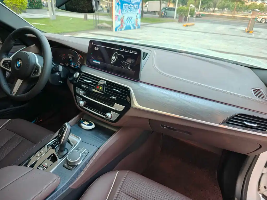 BMW 5 Series New Energy — миниатюра 9