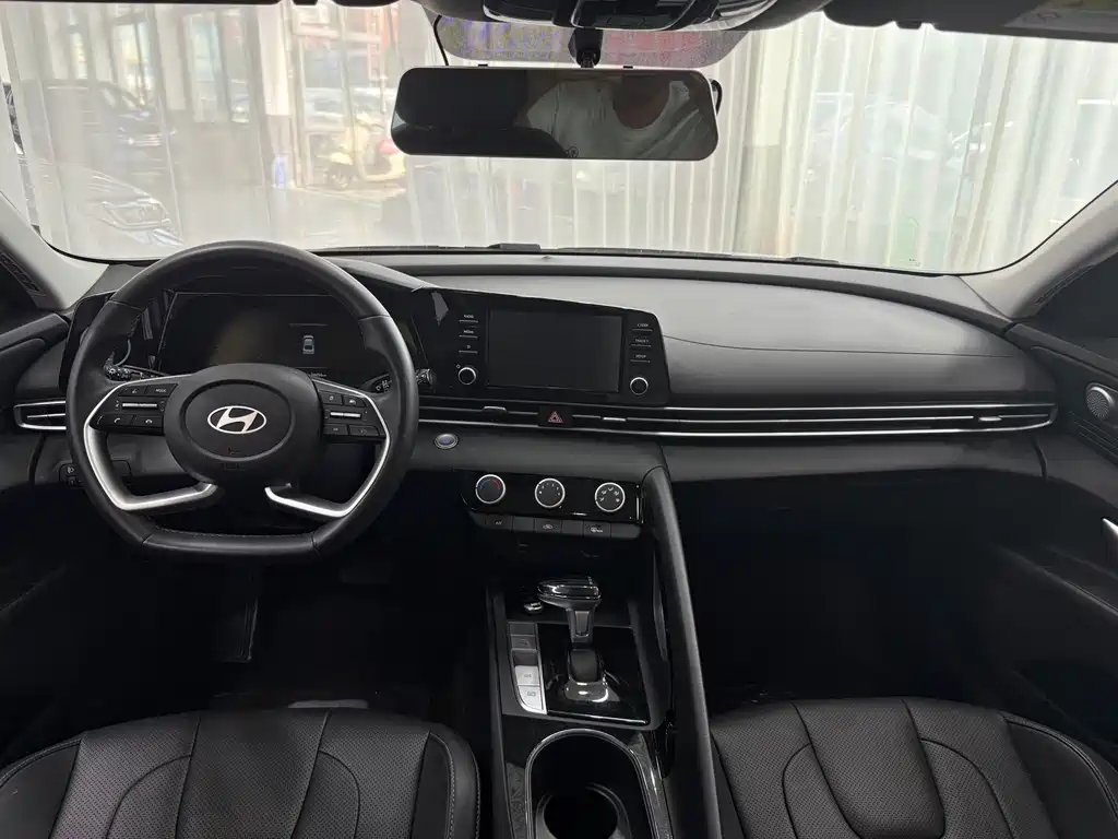 Hyundai Elantra — миниатюра 8
