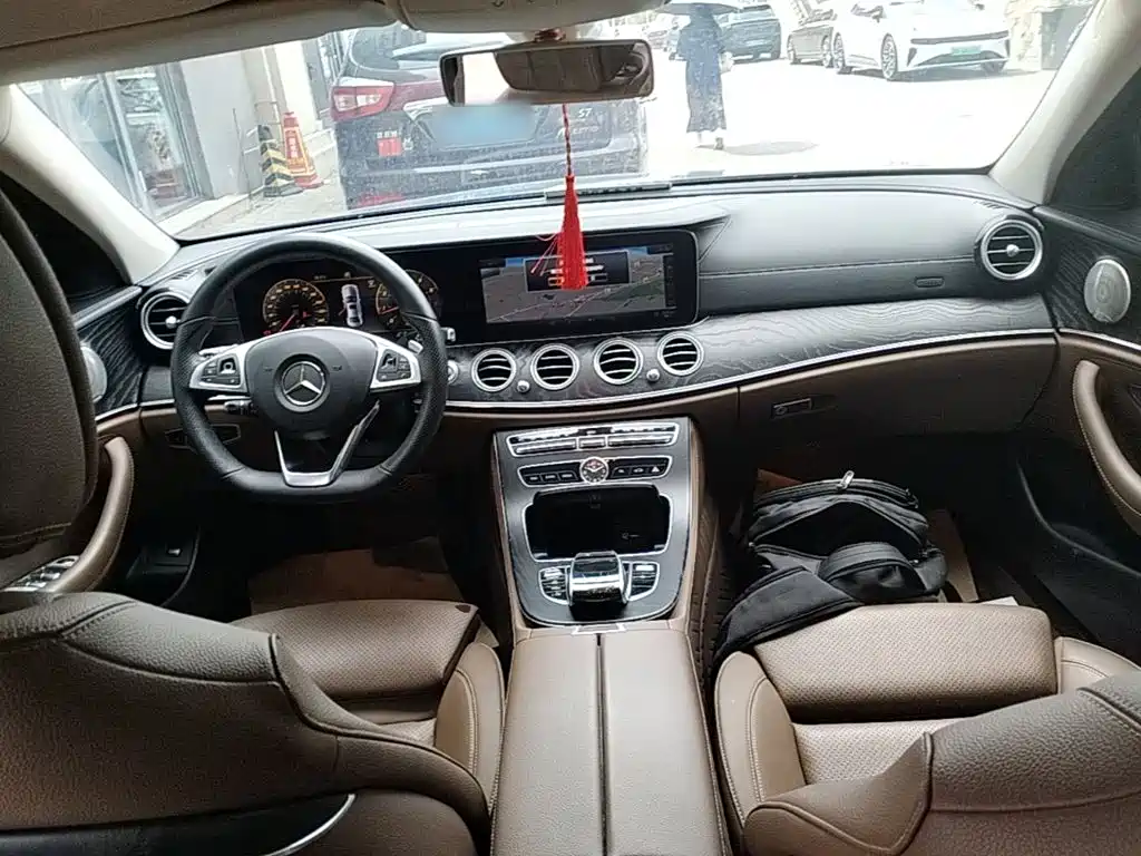 Mercedes-Benz E-Class — миниатюра 10