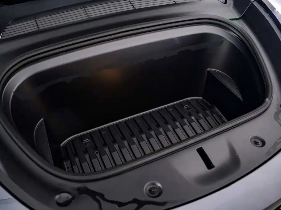 Tesla Model Y — миниатюра 13