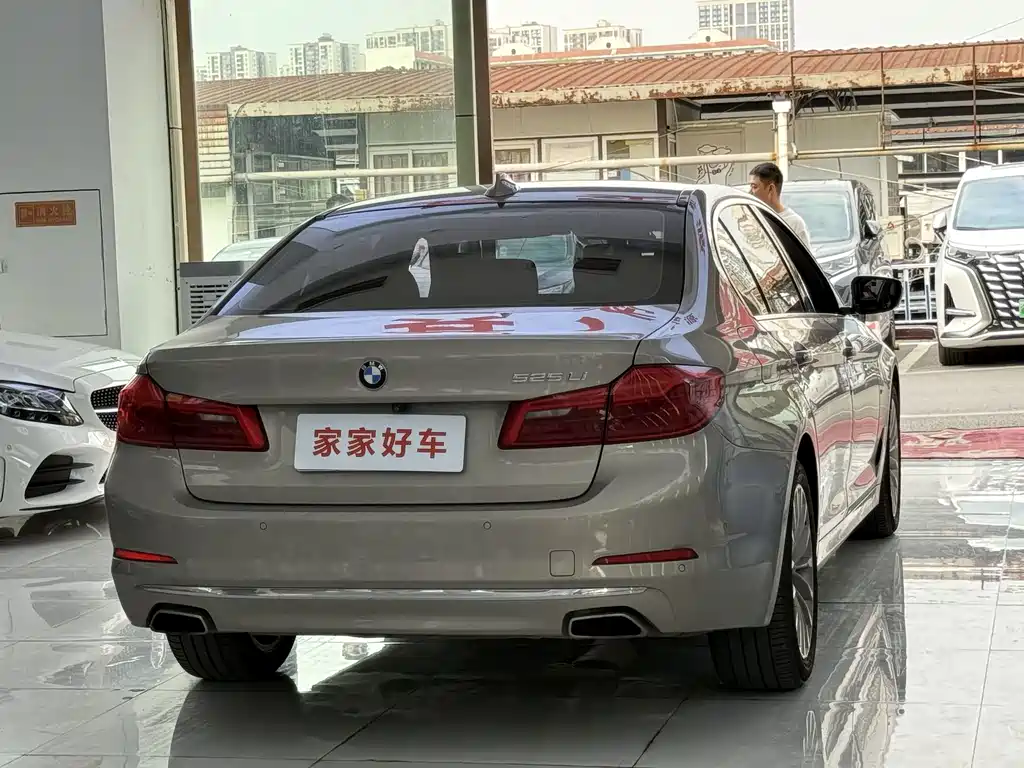 BMW 5 Series — миниатюра 7
