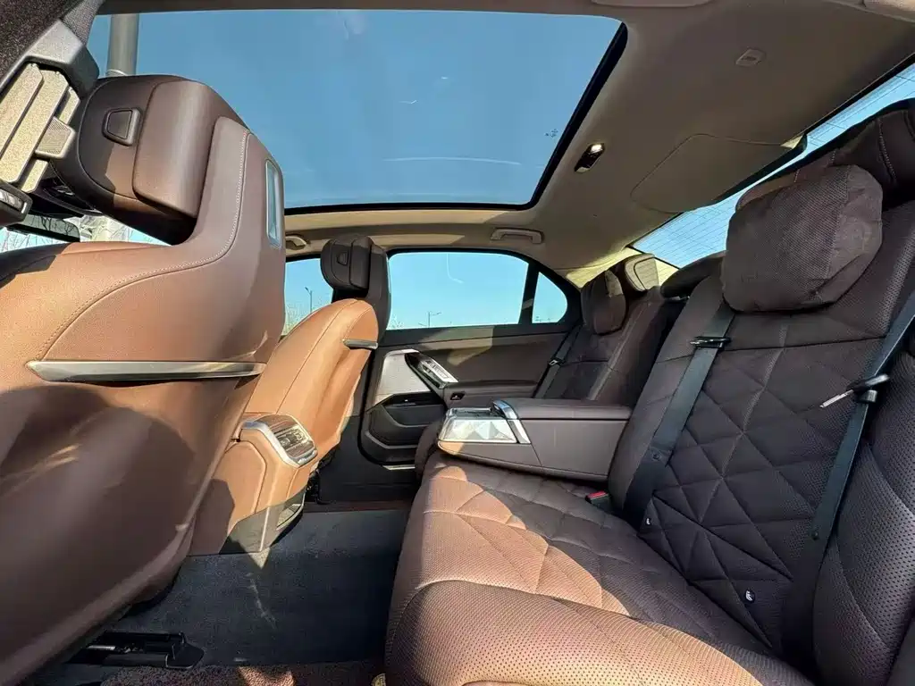 BMW 7 Series — миниатюра 6