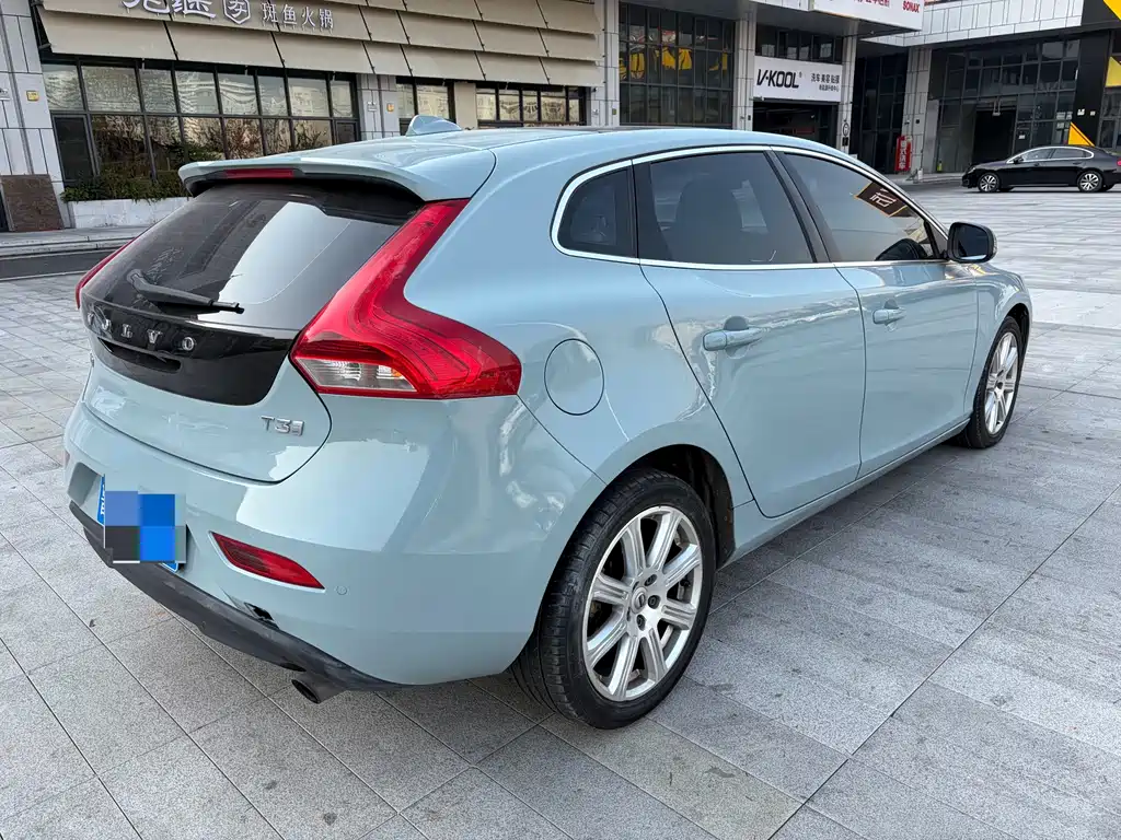 VOLVO V40
