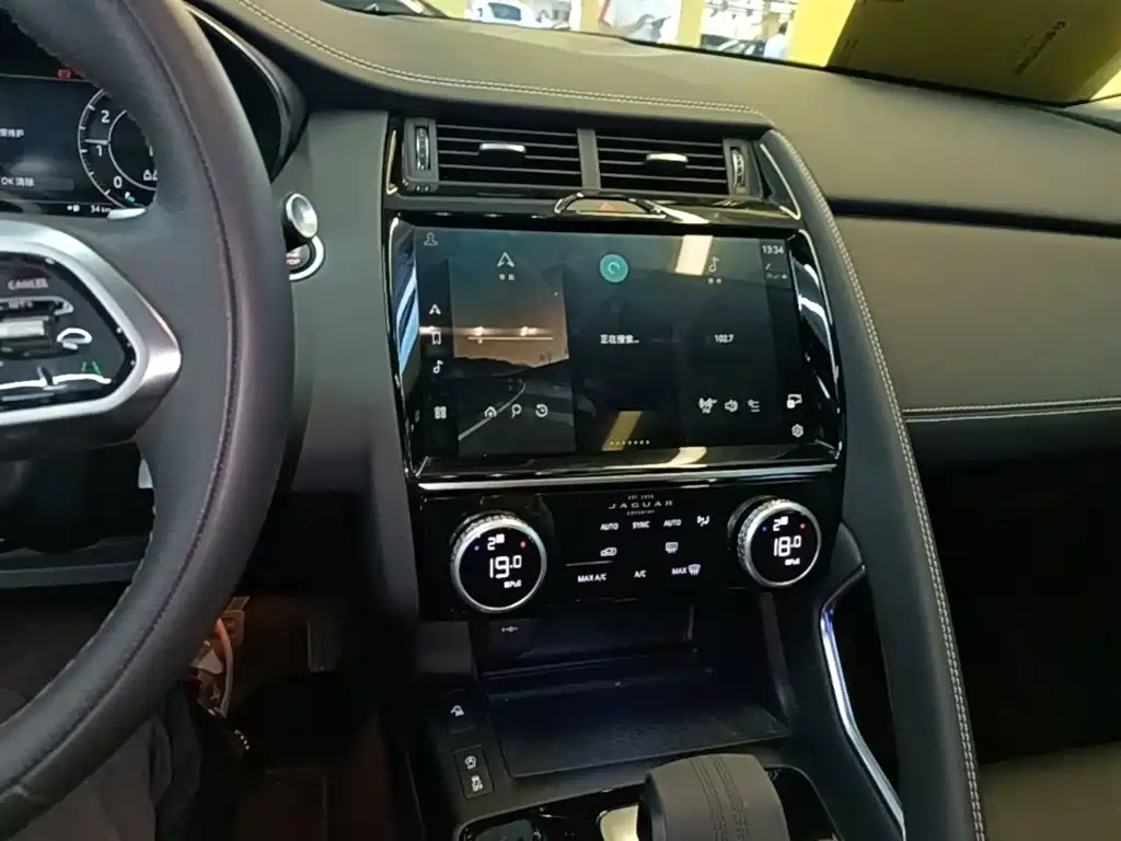 Jaguar E-PACE — миниатюра 13