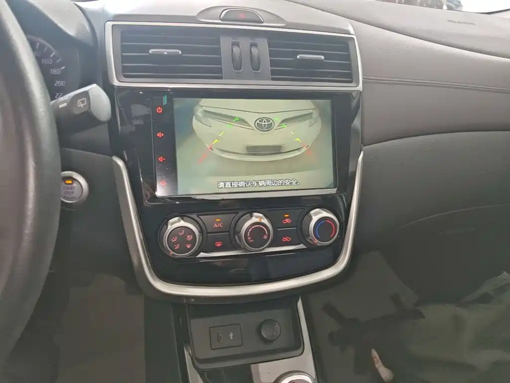 Nissan Tiida — миниатюра 13