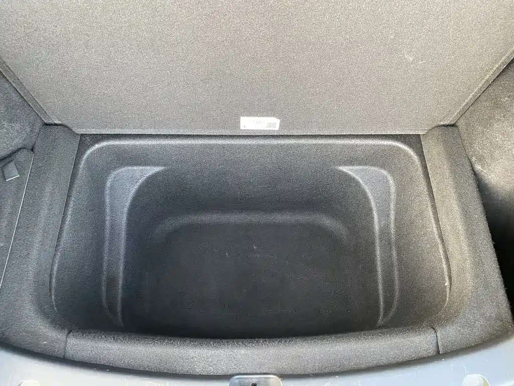 Tesla Model Y — миниатюра 15