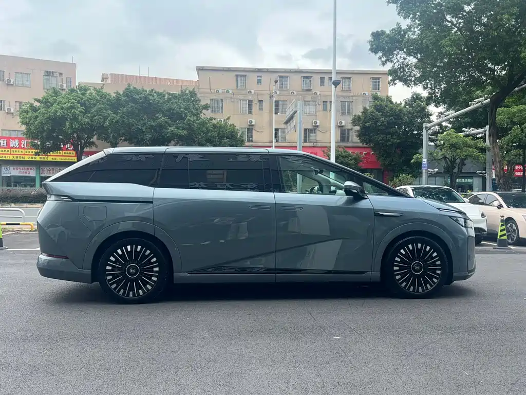 XPeng X9 — миниатюра 10