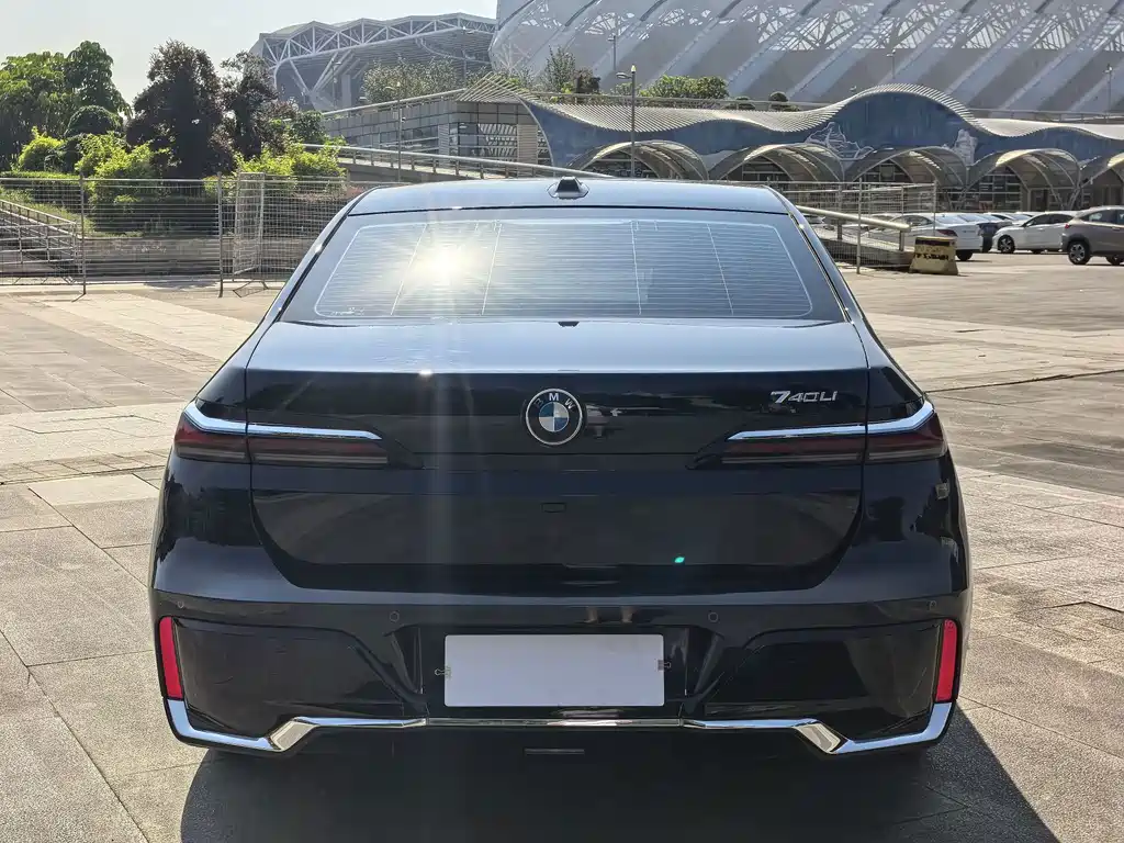 BMW 7 Series — миниатюра 5