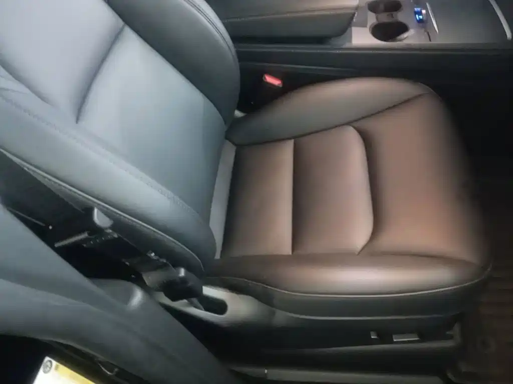 Tesla Model Y — миниатюра 25