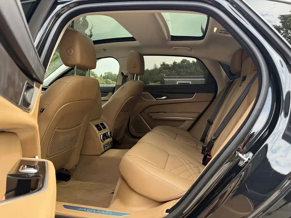 Jaguar XFL — миниатюра 6
