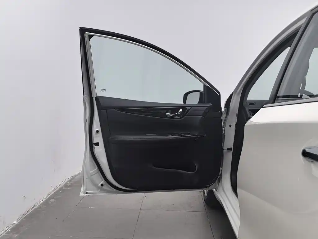 Nissan Tiida — миниатюра 8