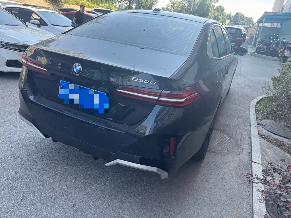 BMW 5 Series — миниатюра 9