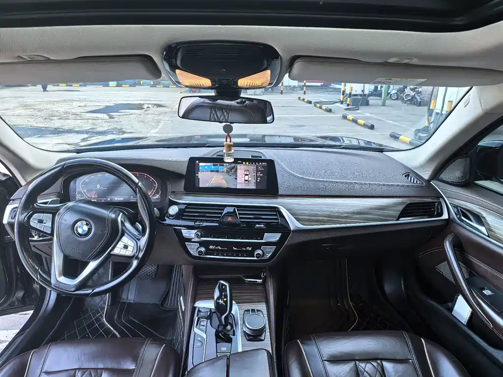 BMW 5 Series — миниатюра 7