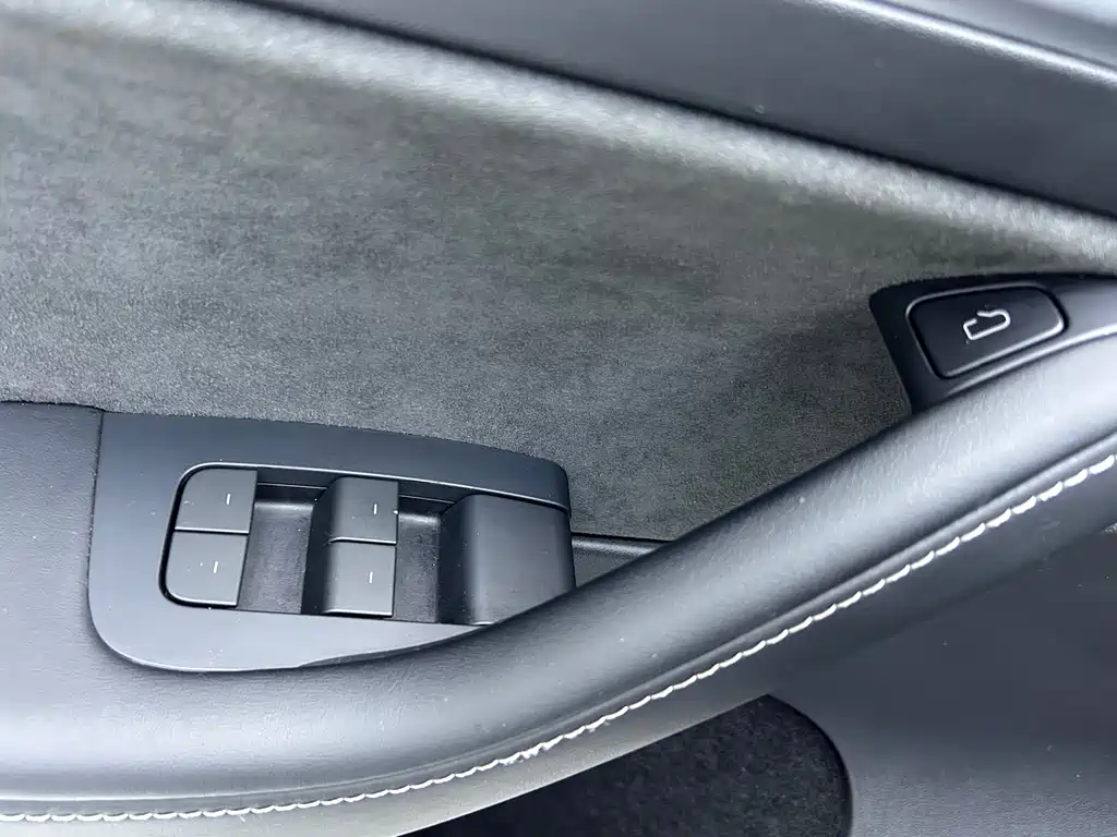 Tesla Model Y — миниатюра 12