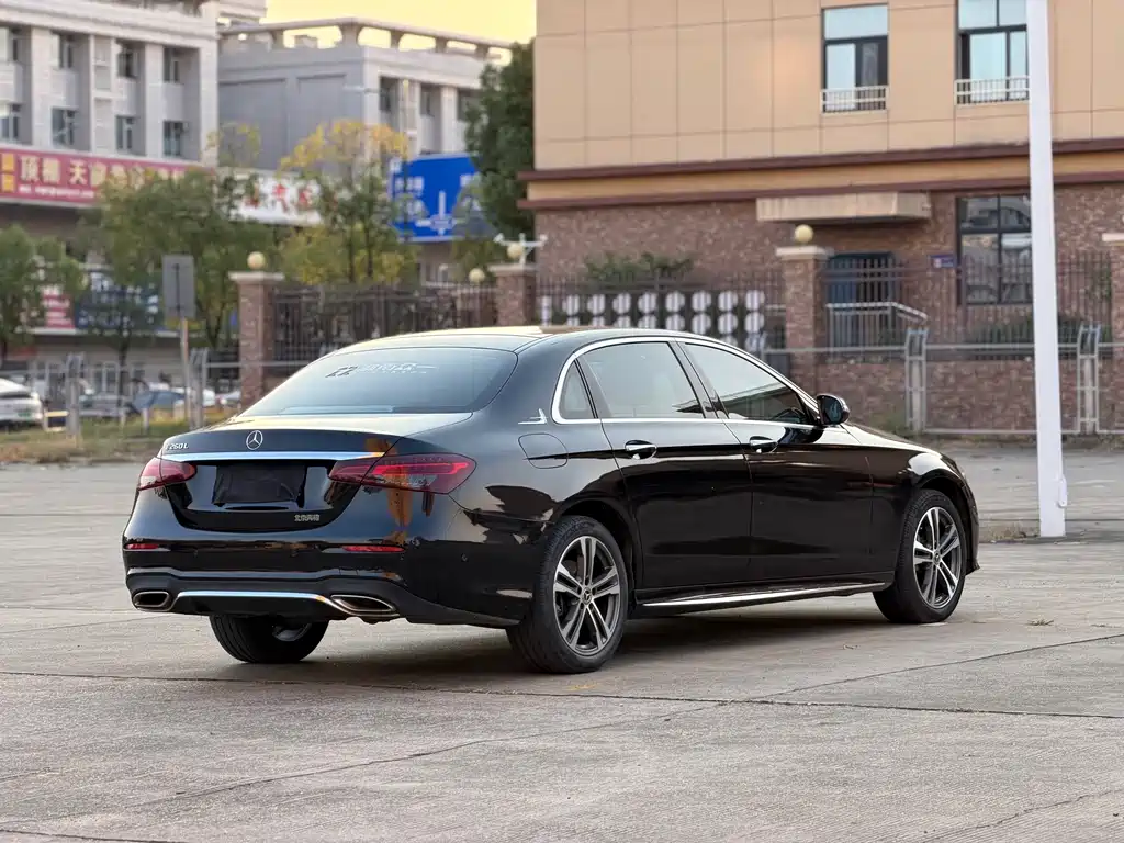 Mercedes-Benz E-Class — миниатюра 13