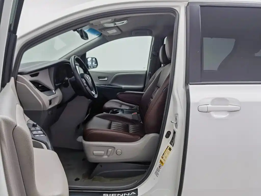 Toyota Sienna — миниатюра 9