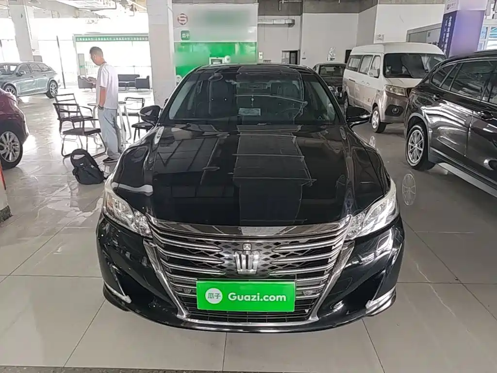 Toyota Crown — миниатюра 3