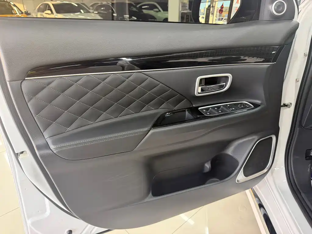 Mitsubishi Outlander — миниатюра 8