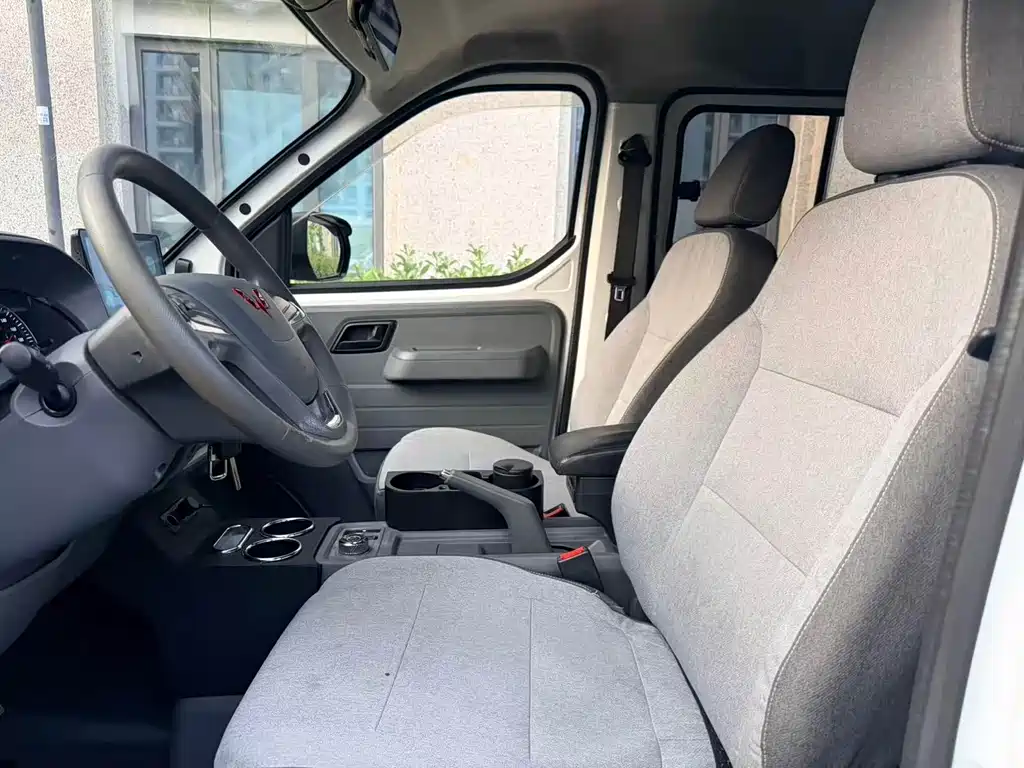Wuling Yangguang — миниатюра 5