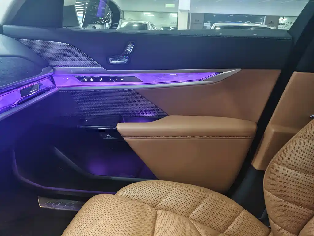 BMW 7 Series — миниатюра 8